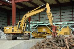 重機による木くず投入作業